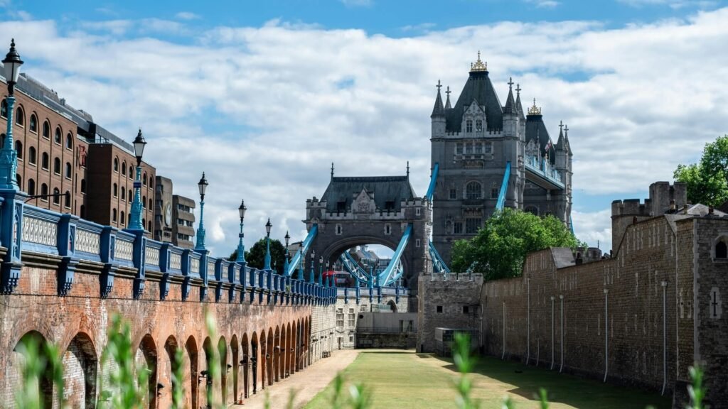 3-Day Cotswolds Tour from London: Burford, Bourton-on-the-Water & Stow-on-the-Wold